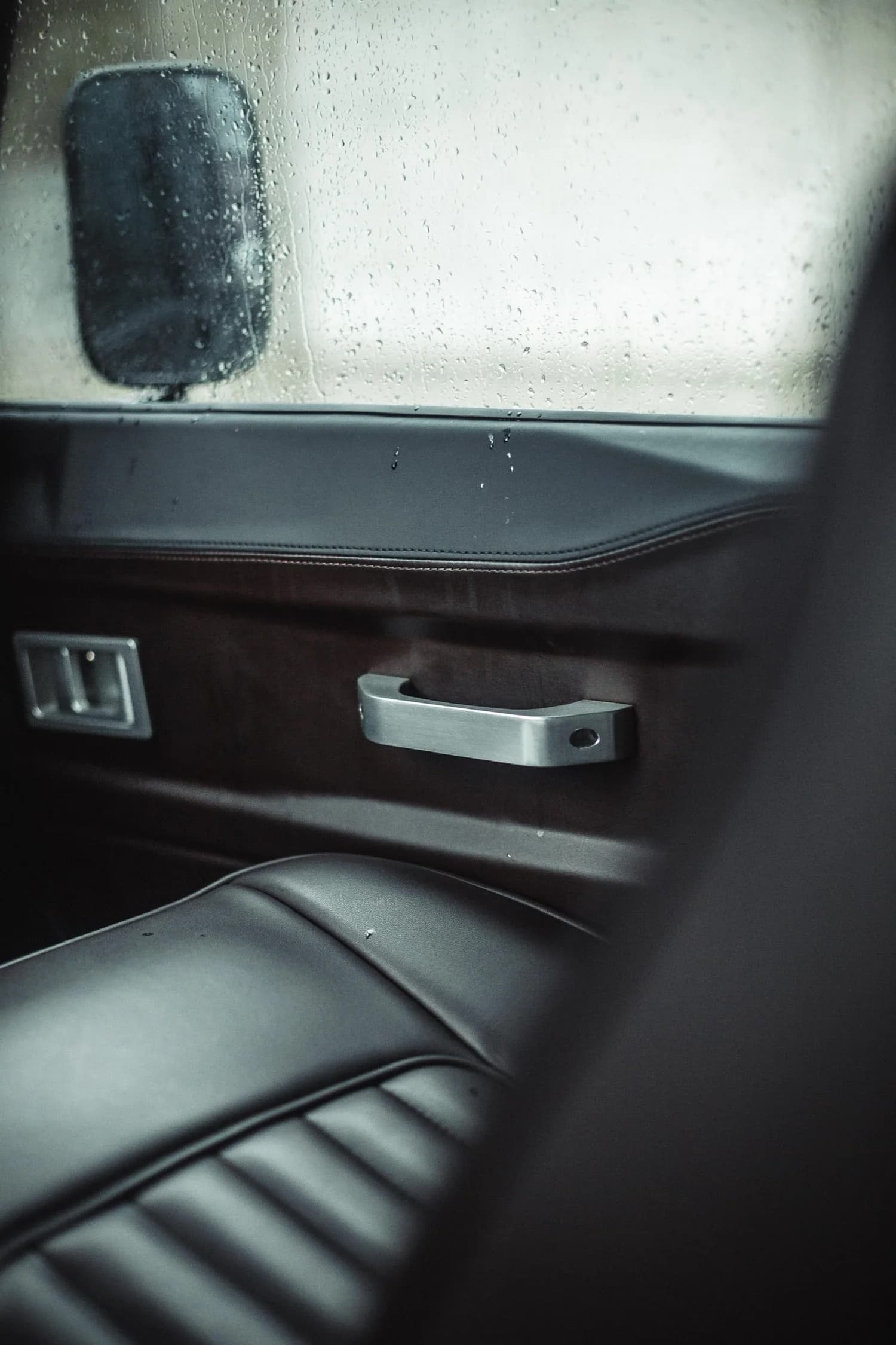 Machined aluminium interior door handle for a classic Defender